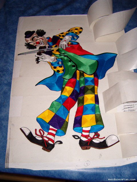 Клоун из цветных ниток